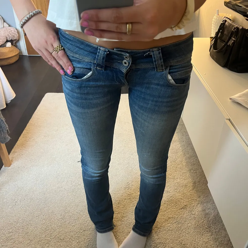 Skit snygga lågmidjade straight jeans från pepe. Säljer pågrund av att de är för små. Köptes i vintras för 1000kr!💘💘. Jeans & Byxor.