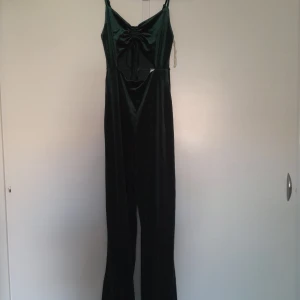 Jumpsuit - Har använt den en gång och är bra för fest