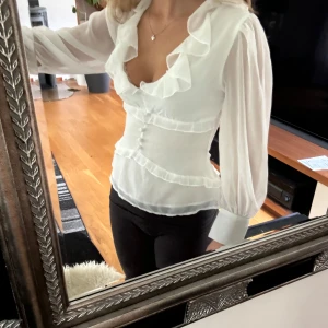 Blus med volang  - Jättefin blus som inte har kommit till användning. (Lappen sitter kvar) Bara att skriva om ni vill ha mer info💕