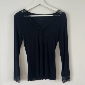 Intemissimi spetts tröja  - Säljer min supersnygg intemissimi tröja då den inte kommer till användning. Den är i mycket bra skick och har inga defekter. Nypris 460kr