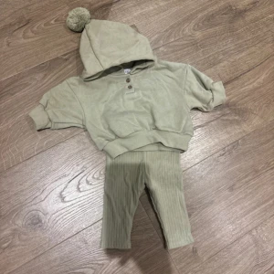 Grön baby set  - Grön baby set från hm i storlek 56  Oanvänt 