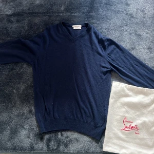 Kashmir tröja - Tja! Säljer nu min stilrena och exclusiva Kashmir tröja/crewneck. Den är köpt för ca 4000 och säljer den nu för 399 vilket är väldigt billigt! Christian loubutin påsen, ingår tyvärr ej. Tröjan är endast använd ett fåtal gånger (skick 10/10).  Mvh 