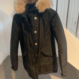 Woolrich-jacka  - Använd ett fåtal gånger, som ny! Säljs på grund av för liten storlek, älskar jackan förövrigt. 