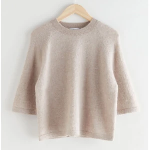 Stickad t shirt - Hej! Säljer denna super fina stickade t shortsen ifrån & Other stories. Säljer då den ej kommer till användning. Liten i storleken, passar s-xs