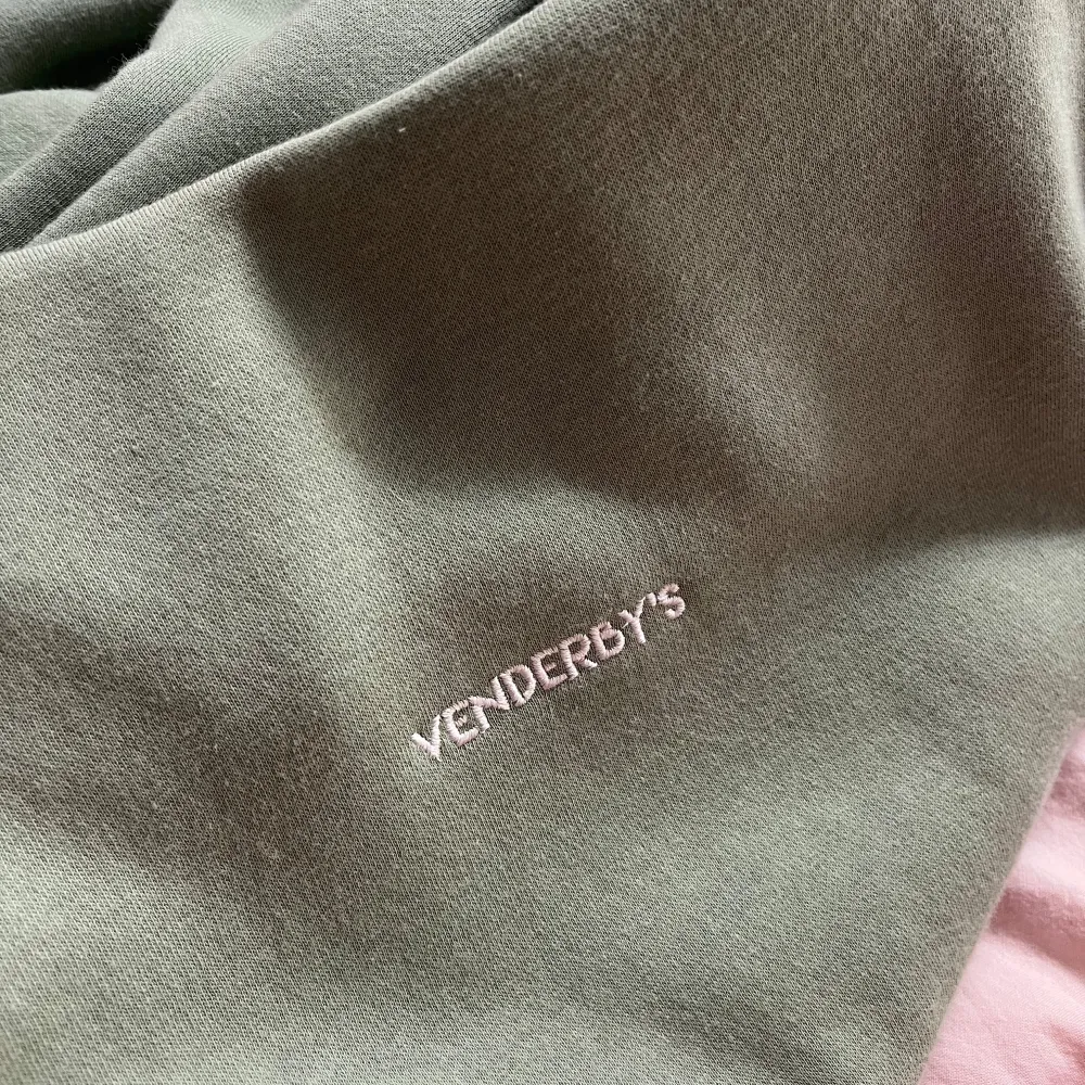 En grön super fin hoodie från det danska märket venderbys, så mysig!. Hoodies.