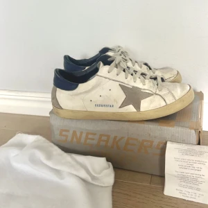 Golden goose skor - Tja! Säljer nu mina stilrena golden goose skor som självklart är äkta, och i ett grymt skick! Og MEDFÖLJER (boxen)! Den mest eftertraktade modellen och färgen!   (Marinblå och vit) Vid frågor/funderingar, tveka inte att höra av dig. Mvh