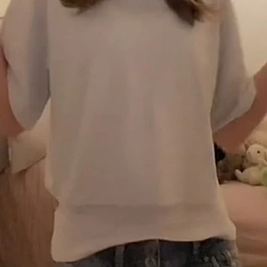 jätte fin cropped glittrig silvrig tröja💓💗 - Säljer nu denna cropped tröja från kappahl ✌️✌️ köpte den för 250kr förra året men den har inte kommit till användning så pass mycket 🫶❤️🤗