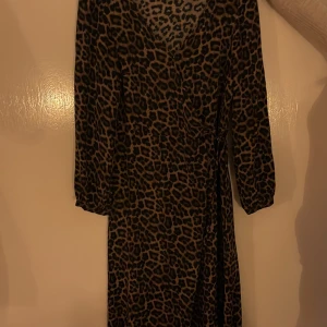 Klänning leopard  - Omlott klänning i leopard stl S