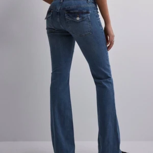 Flare jeans - Säljer denna snygga flare jeansen från Nelly. Köptes i april men har använt bara 2 gånger ena gången som test. Om du vill ha bilder skriv privat😊 Ny pris 700