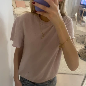 Stickad t-shirt!! - Superfin rosa stickad t-shirt i bra skick! Perfekt till skolan och nu till hösten💕🌺