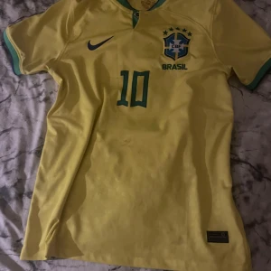Brazil tröja - Köpt här på plick men Neymar texten på baksidan har gått bort