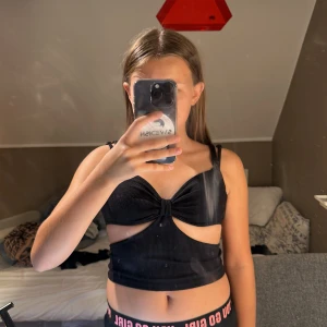 Fin sommar tröja  - Storlek XS. Märke DIVIDED