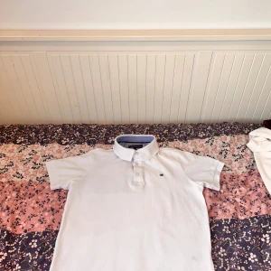 Tommy hilfiger piké vit helt ny  - Tommy hilfiger piké är i jätte bra skick helt ny ska sälja den för liten 