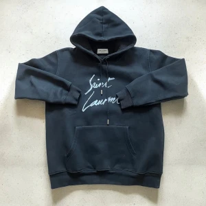 Saint Laurent Hoodie - Säljer en riktigt  schysst Saint Laurent hoodie som är syllsynt✅. Mycket bra skick inga defekter. Storlek M men sitter som en S. Vid funderingar hör av dig !!✅