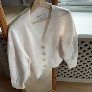 FINSTICKAD KOFTA - Cremevit stickad kofta från Asos, använd ett fåtal gånger så i superfint skick! 