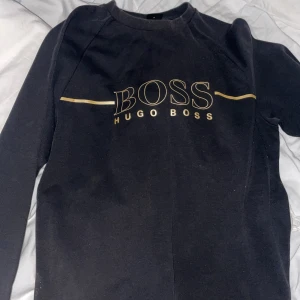 Hugo boss tröja - Hugo boss tröja i bra skick säljer då jag inte använder. 