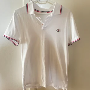 Moncler pike - Moncler pike i vit färg till salu. Varan är i jättefint skick och har inga defekter alls.   Nypris ca 3500kr  Pris kan diskuteras!!