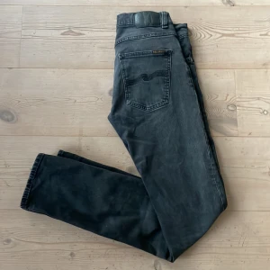 Svarta Nudie Jeans  - Säljer ett par feta slim fit Nudie Jeans. De är nyskick. W30 L34