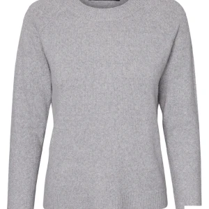 Stickad tröja - Säljer min stickade tröja från Vero Moda💓Lite nopprig vilket syns i sista bilden