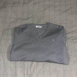J lindeberg sweatshirt  - Säljer denna super fina j.lindeberg tröja som är i strlk M, men passar S. Aldrig använd