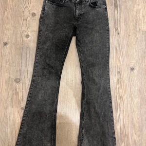 Jeans  - Gina jeans Tvättas innan Använd fåtal gånger 