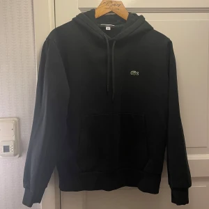Lacoste hoodie - Säljer nu min svarta Lacoste hoodie då den blivit för liten men skicket på den är fortfarande i topp 