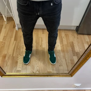 Nudie jeans lean dean - Säljer dessa jeans från Nudie i modellen Lean dean. Köpt i butik för 1600 och skick på dessa är sparsamt använda. Färg svart och W32 L30. Hör av dig vid fundering🙏