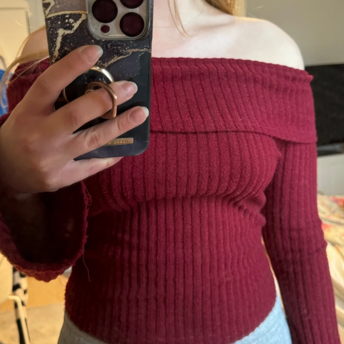 Off shoulder topp med utsvängda armar  - 90