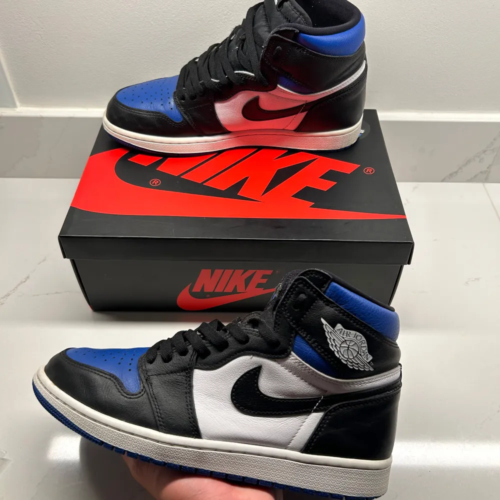 Jordan 1 High Royal Toe. skon är i väldigt bra skick 8/10. Låda och extra skosnören och kvitto tillkommer. Hör av er för mer information/bilder.. Skor.