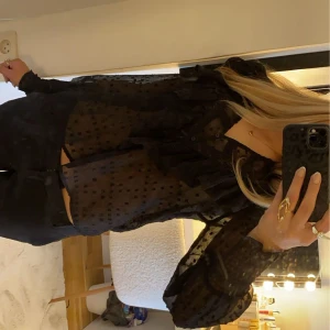 Svart volang blus - Nästan helt oanvänd,  jätte fin volang blus från Only. Säljer pågrund av att den inte kommit till användning  💖💖ny pris 399kr