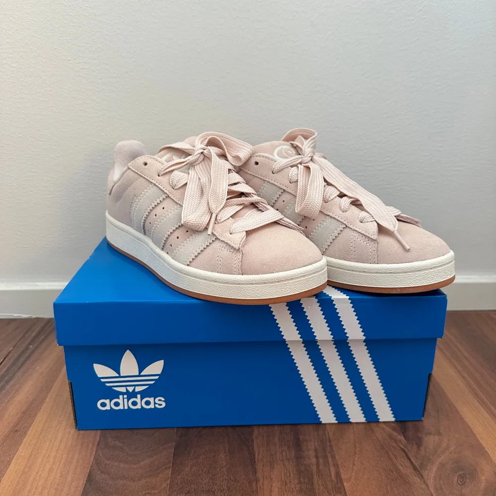 Intressekoll på mina Rosa Adidas Campus 00s som är slutsålda. Helt oanvända och bara tagit ut från förpackningen. . Skor.