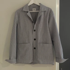 John Henric Overshirt - Riktigt skön overshirt från John Henric perfekt för våren/sommaren. Knappt använd och har inga defekter. Storlek: S. Nypris: 1200kr