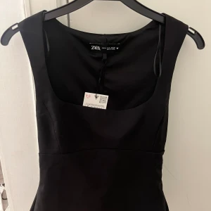 Topp - Topp från zara i kostymliknande material. Säljer då den tyvärr var för liten för mig. Köpt för 329kr säljer för 200kr