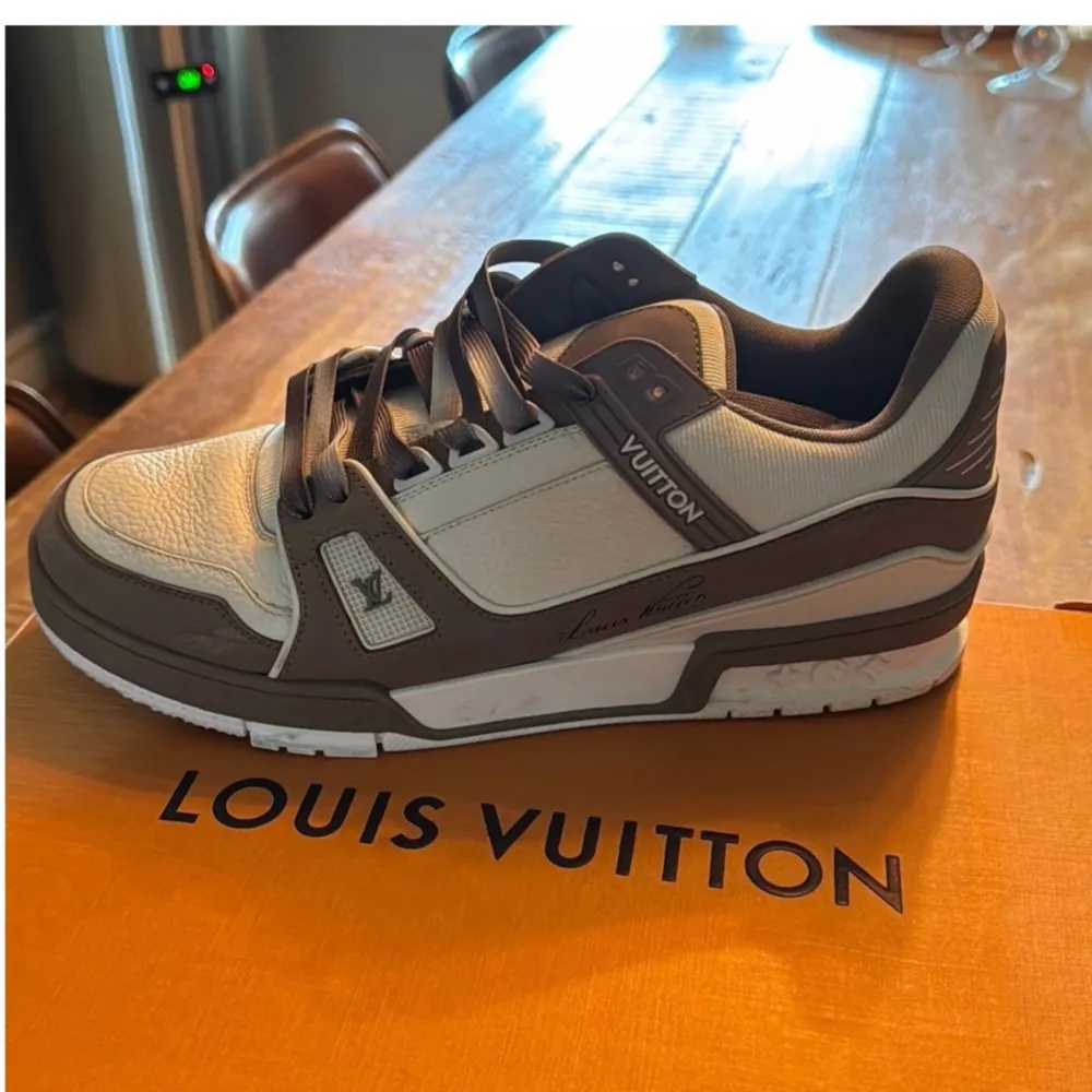 Säljer ett par snygga LV Sneakers från Louis Vuitton. Skorna är i en stilren kombination av beige och taupe med snygga detaljer och snörning. Perfekta för både vardag och fest. De är i nyskick och kommer med originalförpackning. nypris 12.700:-. Skor.