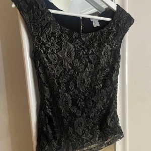 Svart spetsblus - spetstopp från h&m i fint skick