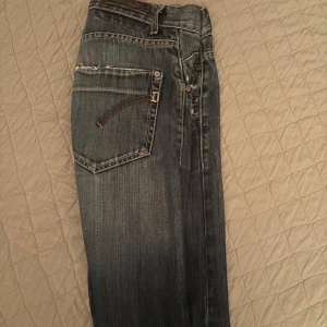 Dondup jeans - Tjena! Säljer nu mina dondup jeans för ett väldigt billigt pris. Nypris: 2000kr Mitt pris:749kr! Inga defekter elr liknande, nytt skick. Slitningarna ska vara där! De är i strl 31 men passar även 32.  Det är bara att skriva ifall du har ngn fundering