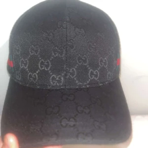 Gucci keps - Säljer nu min svarta Gucci keps som knappt används. Skick 9/10 skriv privat om du har frågor eller vill ha fler bilder. Tar också imot byten!