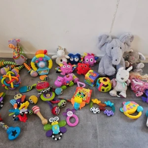 Söker leksaker. - Söker Baby leksaker. Tex skallror, dragleksak, stapeltorn, klossar, aktivitets saker med ljud, söta gosedjur, även leksaker för mindre barn. Inga nypriset!