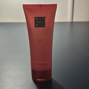 Sakura Handkräm från Rituals - Jag har använt den en gång och den är fortfarande full. The Ritual of Sakura handkräm med doft av körsbärsblomma och rismjölk. Passar alla hudtyper och kommer i en stilren rosa tub. Perfekt för att återfukta och vårda händerna.