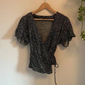 Fin omlottblus från & other stories🩷 - Svart jättefin omlottblus med vita prickar🫶🏼Storlek 34 (XS) men passar alla upp till M eftersom den går att justera🩷Från & other stories och i bra kvalite och skick🫶🏼