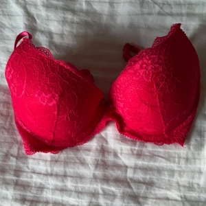 Rosa/röd bh från Nelly - Jättefin bh me  du spets detaljer. Aldrig använd! 