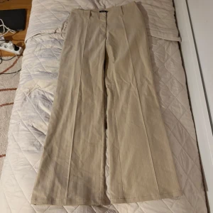 Lågmidjade kostymbyxor  - Säljer dessa supersnygga kostymbyxor då de tyvärr inte passade mig. Bara att skriva om du har några funderingar❤️💋