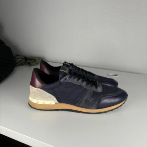 Valentino rockrunner  - Valentino rockrunner, storlek 45, skick 9/10, pris 2999kr. Hör gärna av er vid frågor eller funderingar.