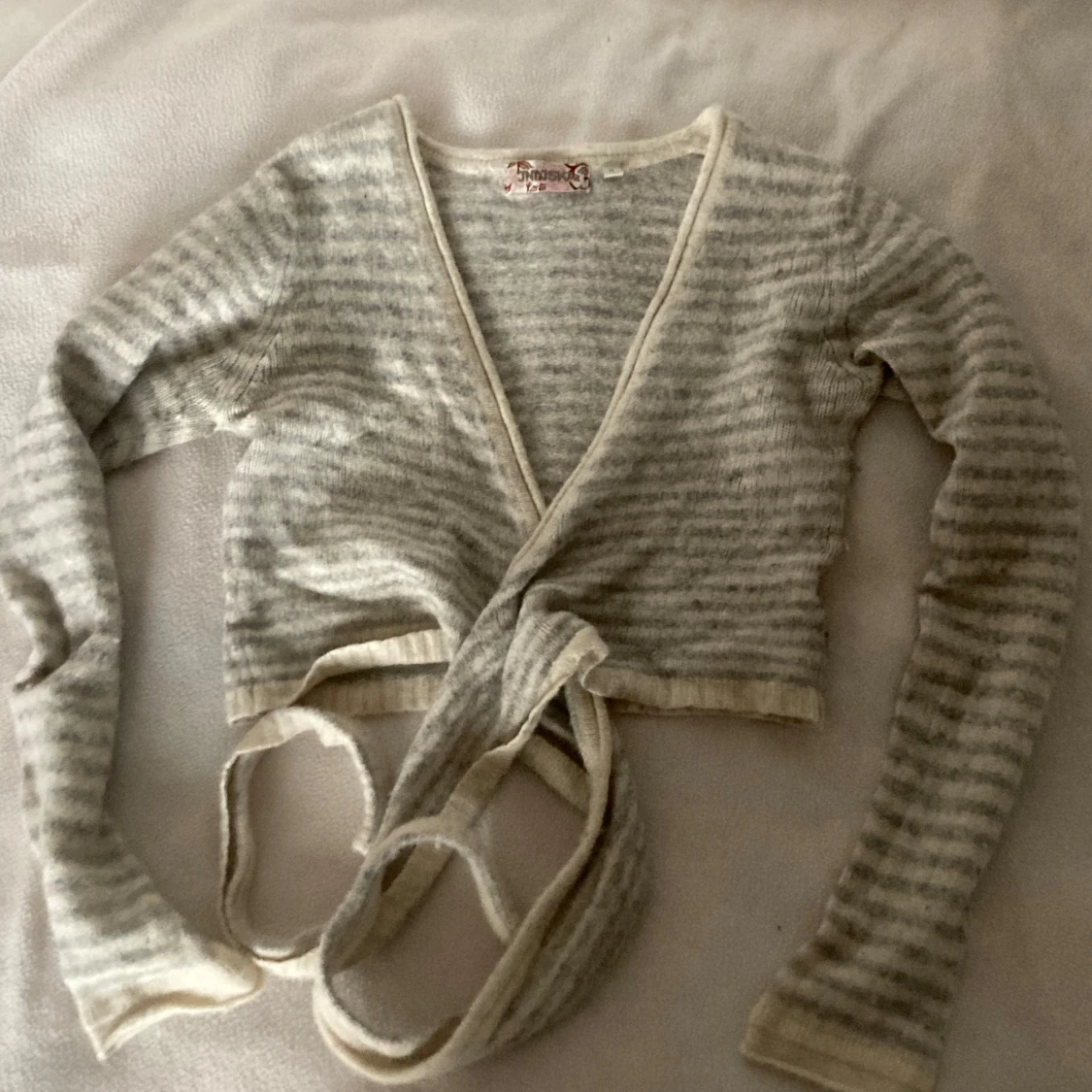 Grå och vit randig omlottopp från Indiska - 91