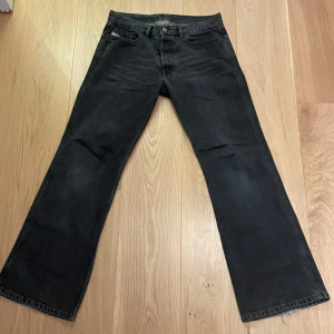 Diesel jeans bootcut - Schyssta diesel bootcut jeans! Lite för stora för min smak.  Midja: 43cm  Längd: 104 Benöppning: 27cm