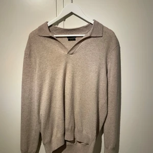 Beige kashmir tröja från Massimo Dutti - Säljer en stilren beige tröja från Massimo Dutti i kashmir och ull. Storlek L men passar M! Hör av dig vid frågor, priset är inte hugget i sten
