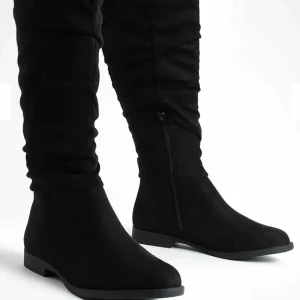 Svarta stövlar med dragkedja - Snygga svarta stövlar i mocka med dragkedja på sidan. Perfekta för höst och vinter, dessa stövlar har en stilren design som passar till många olika outfits. Dem inte använda då jag köpte i fel storlek, så dessa skor är splitter nya😊                          original pris 599kr, säljer för 350 vill gärna bli av med dem 🙌🤭