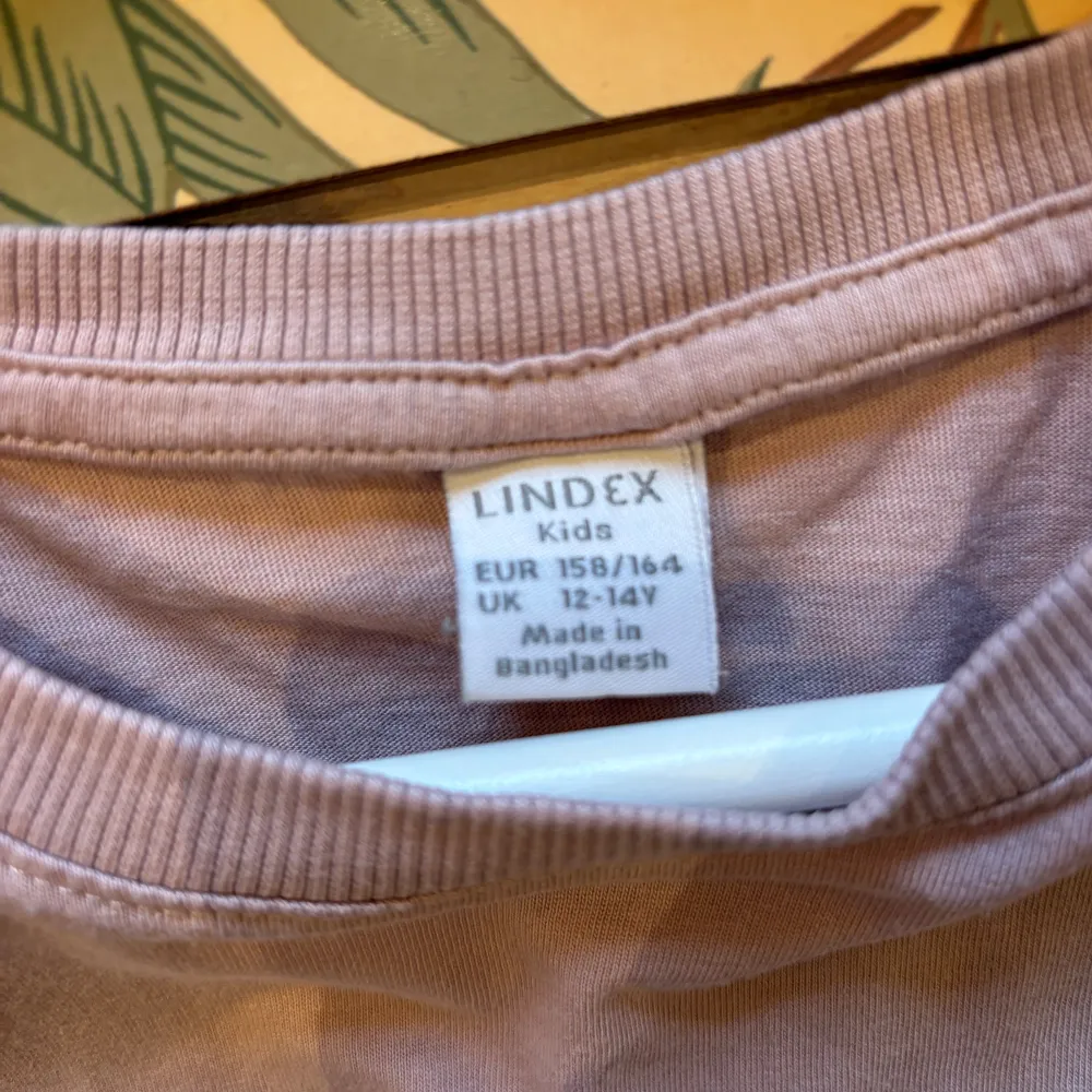 Säljer en söt rosa t-shirt från Lindex med ett gulligt kattmotiv på framsidan. Perfekt för kattälskare! T-shirten är kortärmad och gjord i mjukt material. 🤩✨ storleken är 158/164 men passar 170 också🫶. T-paidat.