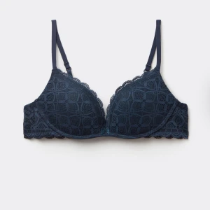 Mörkblå Intimissmi push-up bh - Elegant mörkblå bh från intimissimi med spetsdetaljer och justerbara axelband. Använd fåtal gånger säljer då den är för liten för mig. Tyvärr klippte jag av lappen och kommer inte ihåg vilken storlek det är. Jag har vanligtvis 75-80/B och denna är lite för liten. Skulle gissa att den är 75 B eller 75 C. Har uppfattningen att intimissimi har lite andra storlekar än t.ex Lindex och andra butiker. Modell: Gioia Lance super Push-up bra. Hör av er vid frågor💕