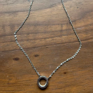 Silver halsband med cirkelberlock från Edblad - Silver halsband med en enkel cirkelberlock med stenar inuti från Edblad🩷🩷